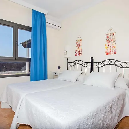 Playa Blanca Sleeps 6 Air Con Wifi Villa
